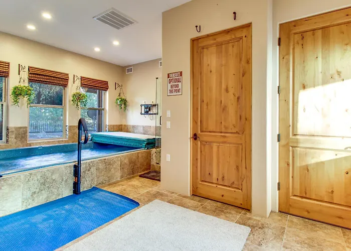 Mtn Estate W/ Massive Indoor In Show Holiday home