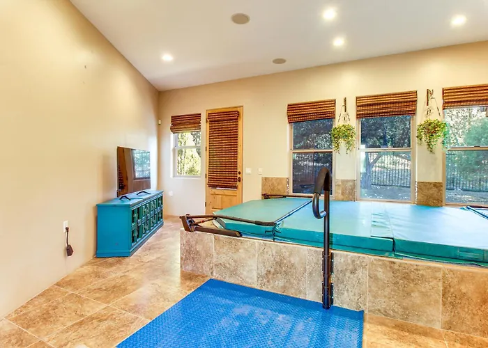 Mtn Estate W/ Massive Indoor In Show Holiday home Show Low